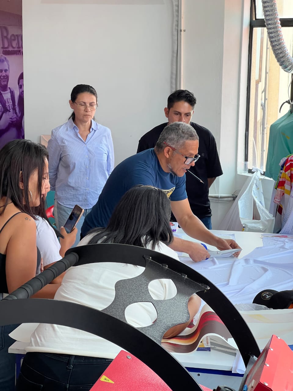 Alumnos practicando diseños durante el taller