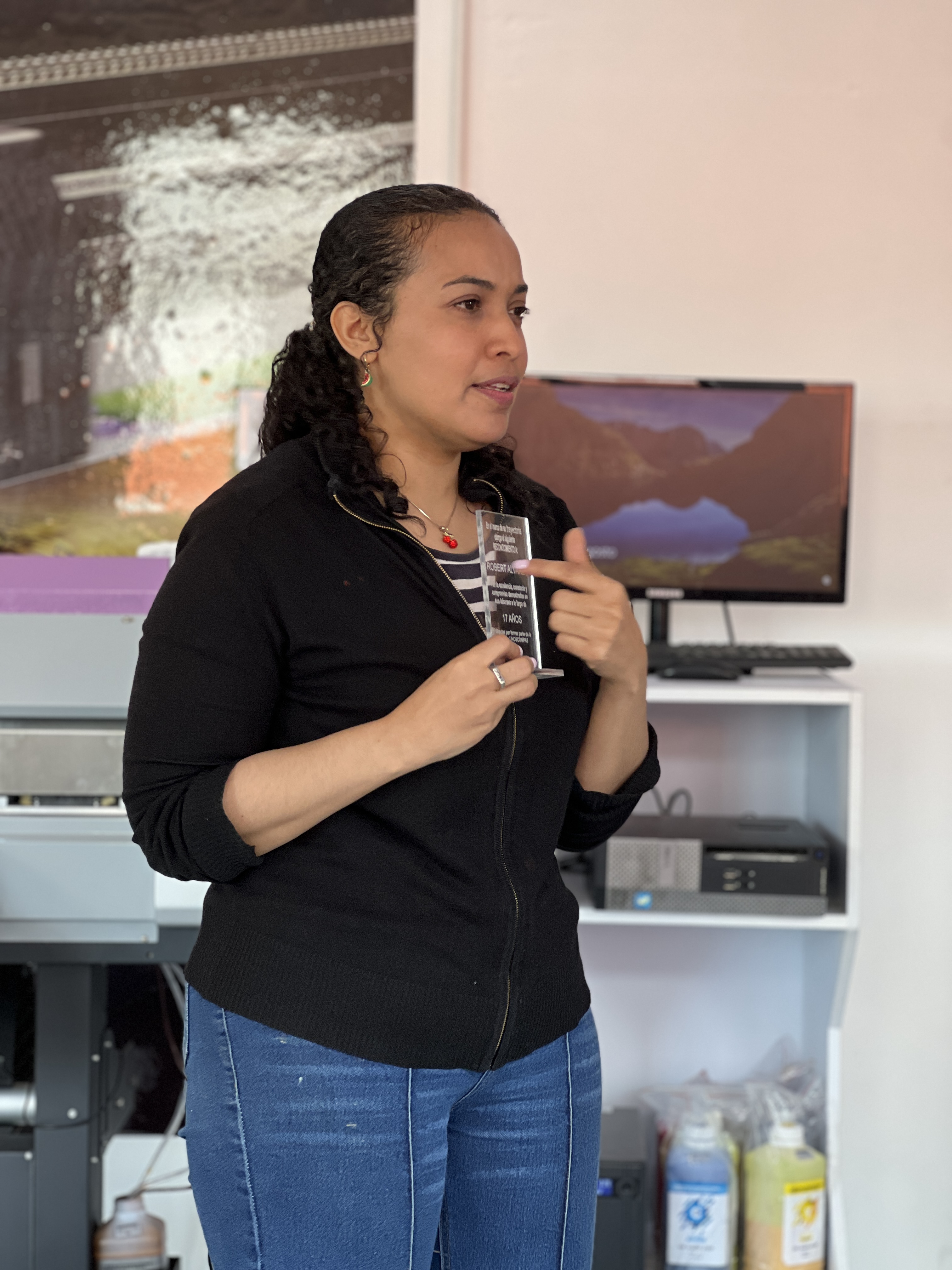 Directora de GP Estampados durante el taller de sublimación